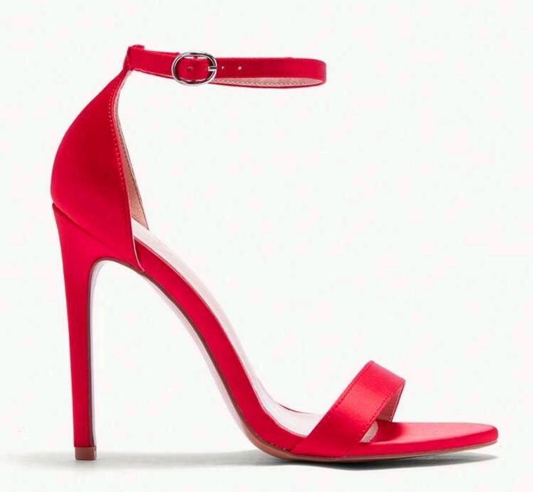 Зашеметяващ комплект рокля обувки обици и колие с роза