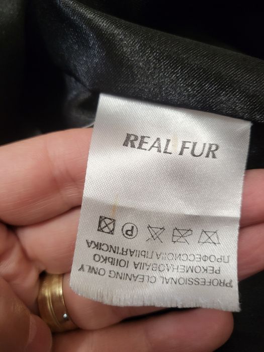 Vand haina de blana naturala 100% superba din vulpe( Silver Fox)autentica de o calitate  superioara deosebita si moderna. Sistem de închidere dasco.