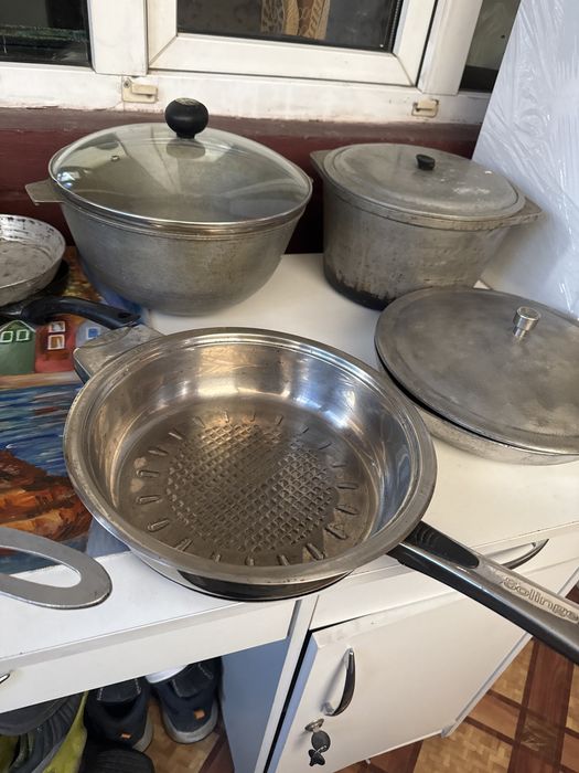Казаны и сковородки и ступка