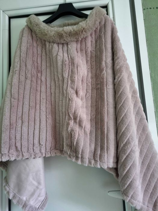 Дамско бежово пончо