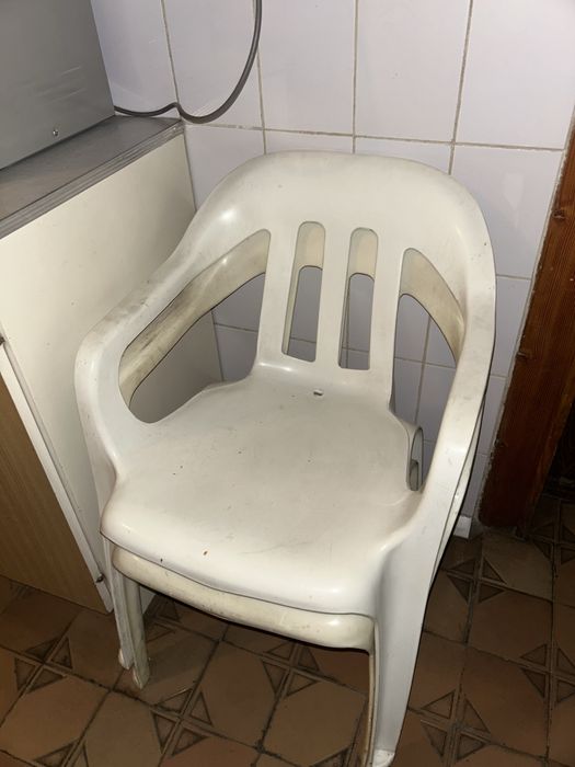 Пластиковые стулья и столы