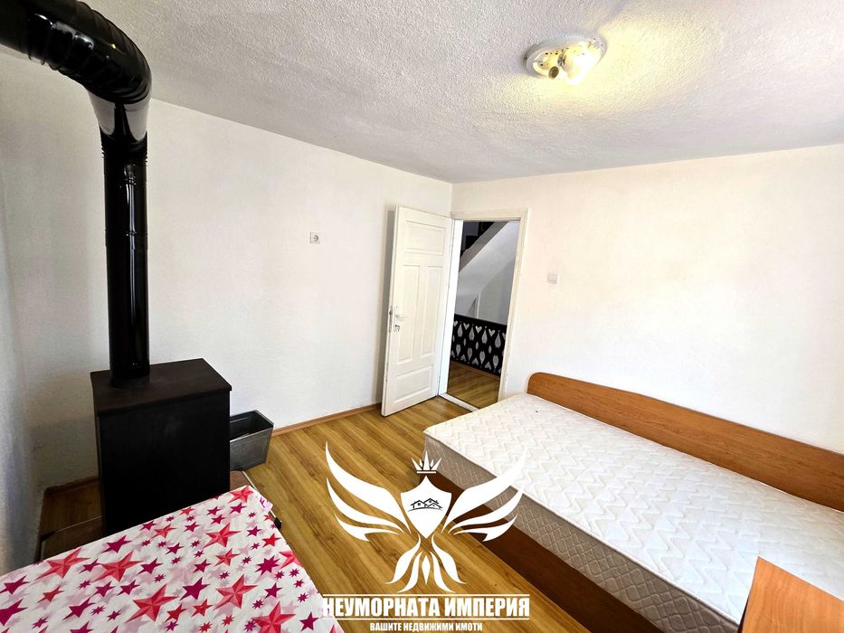 Продавам триетажна къща 162РЗП с 122кв.м. двор в с.Забърдо обл.Смолян