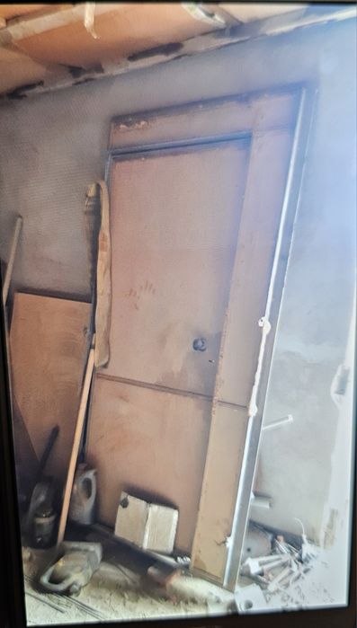 Железная дверь..