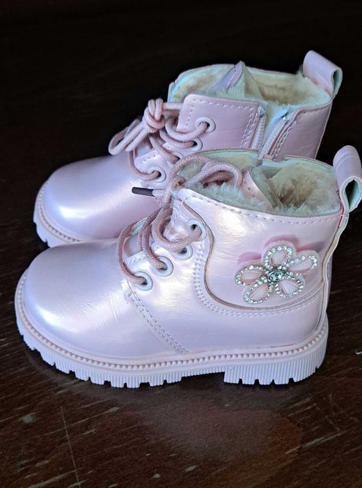 Ghete noi marimea 17