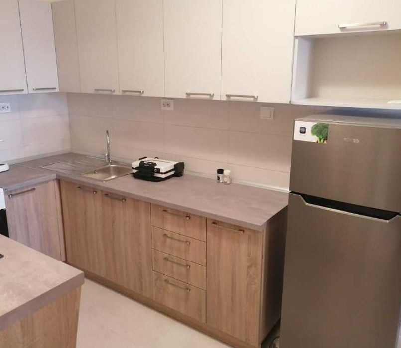 Дава се под наем Тристаен апартамент в Бургас, Център - 95 кв.м за 397.8 € - Снимка #2