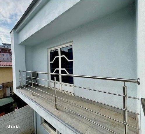 Casa individuala 7 camere+ apartament, 5 locuri de parcare. Sagului