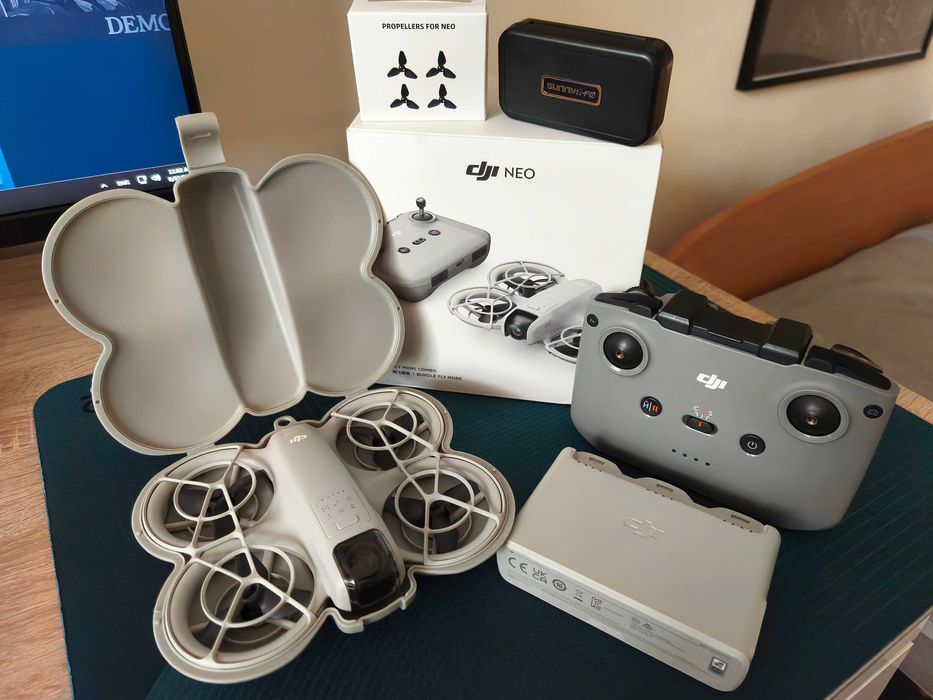 DJI NEO Fly More Combo - Дрон с дистанционно, хъб с 3 батерии, кутия и резервни части