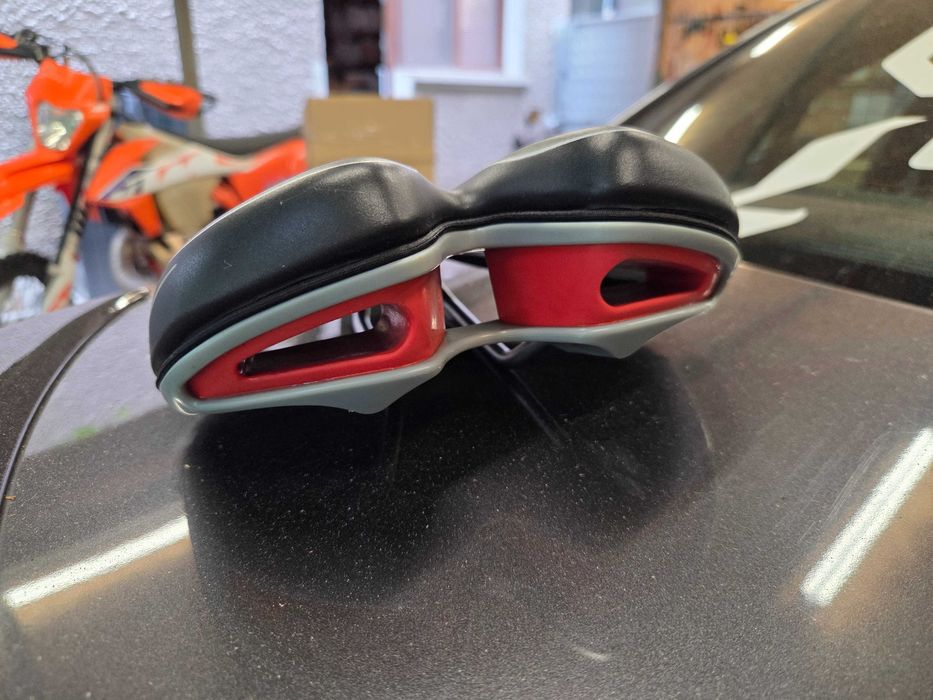 Удобна седалка за велосипед колело / Specialized Selle Italia Sonoma Gel