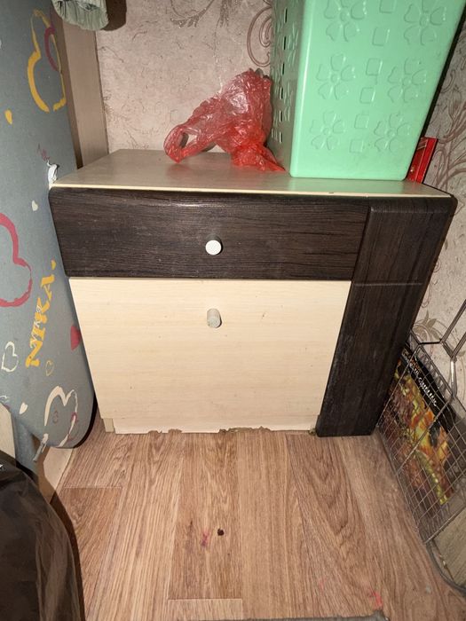 Продам шкаф с комодом и тумбочкой