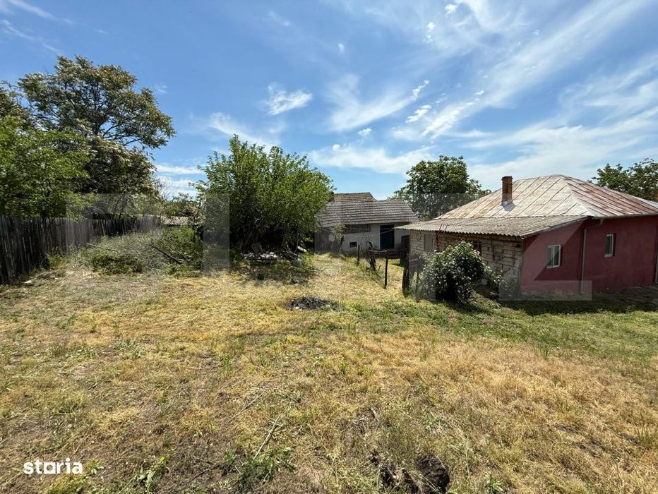 Casa partial renovata, 60 mp, 6000 mp teren, zona Georocu Mare