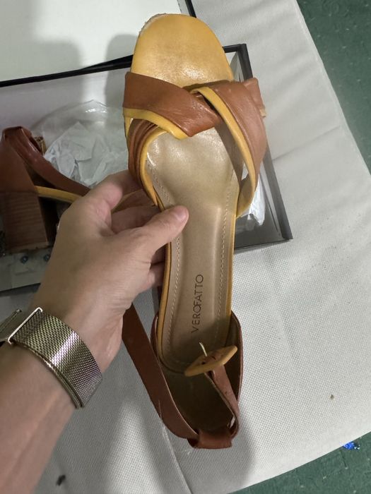 Продам босоножки брендовые