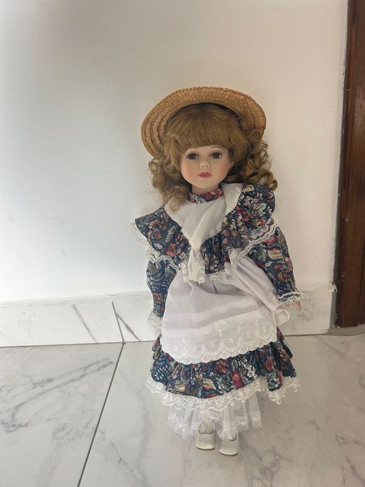 Vând păpuși vechi de portelan