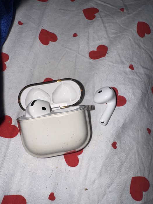 Airpods 4 xolati yaxshi kam ishlatilgan