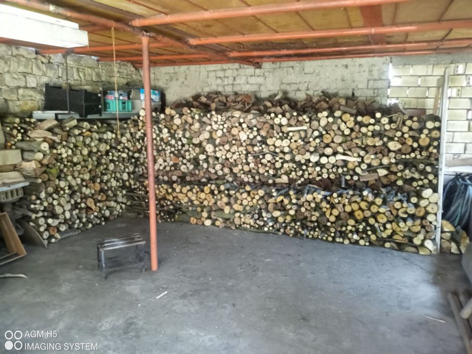 Дърва за огрев, орех - нарязани и нацепени.