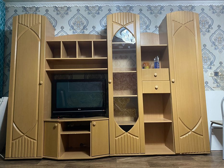 Продам мебельную стенку(гостиный гарнитур)