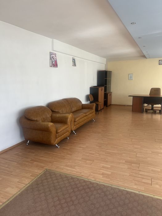 dau spre inchiriere birouri intre 70 m si 20 m, cladire vis a vis de liceul 5, stradal. Islaz.