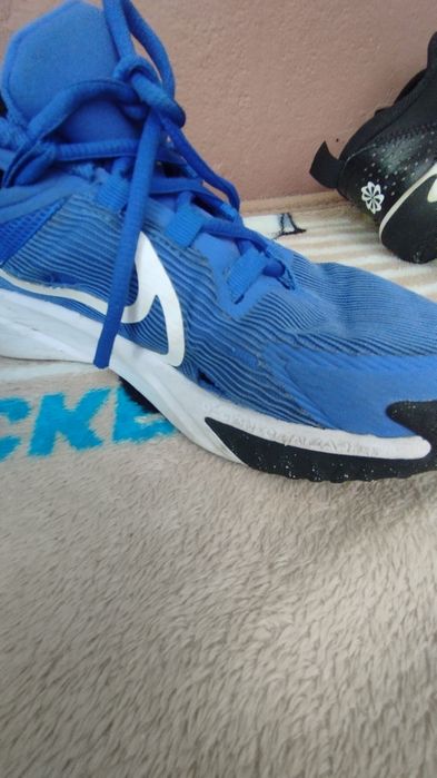 Маратонки Nike, Adidas
