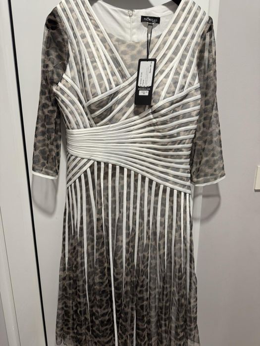 Официална рокля в сиво и бяло