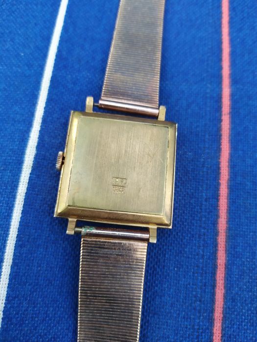 Позлатен швейцарски часовник