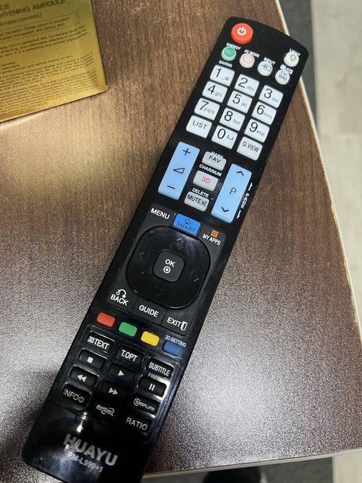 Телевизор LG и Elenberg с пультами