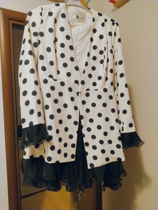Rochie sacou (alba cu buline) cu volane negre din mătase naturala