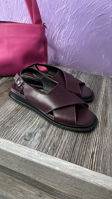 Продам новые босоножки 38 размер