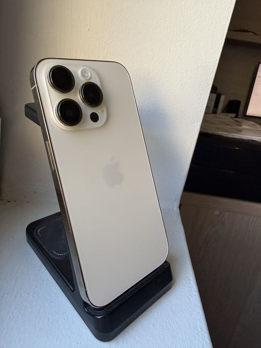 Vând iPhone 14 Pro Gold 256 GB Stare excelentǎ