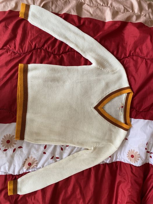 Пуловер с шпиц -основен цвят бял