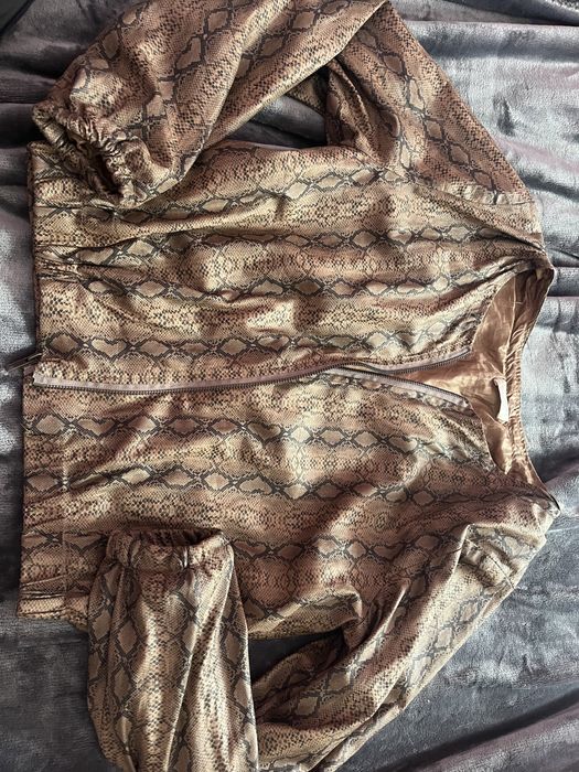 Късо кафяво якенце