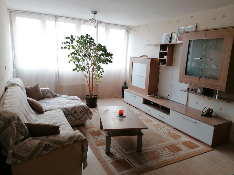 Дава се под наем Тристаен апартамент в София, Хладилника - 90 кв.м за 750 € - Снимка #1