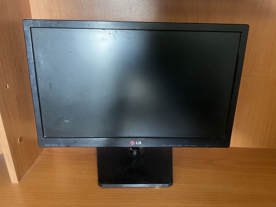 Монитор LG 19 в рабочем состоянии