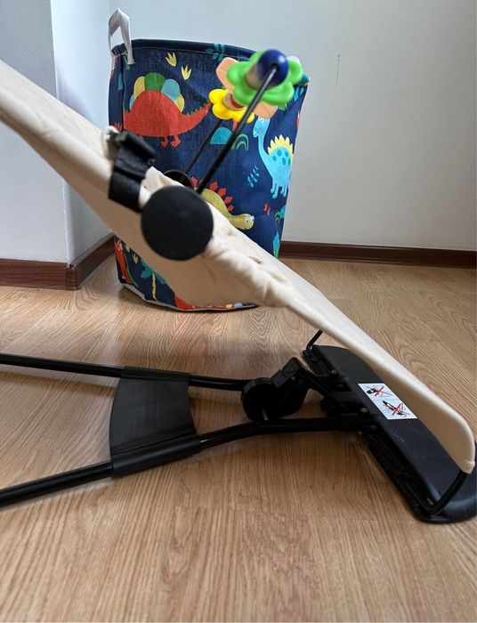 Шезлонг/качалка детский с игрушками