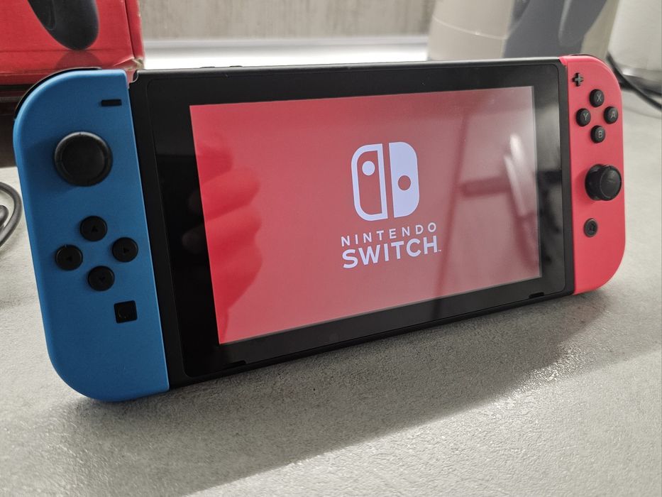 Nintendo Switch HAC-001(-01) V2 + 32 GB MicroSD