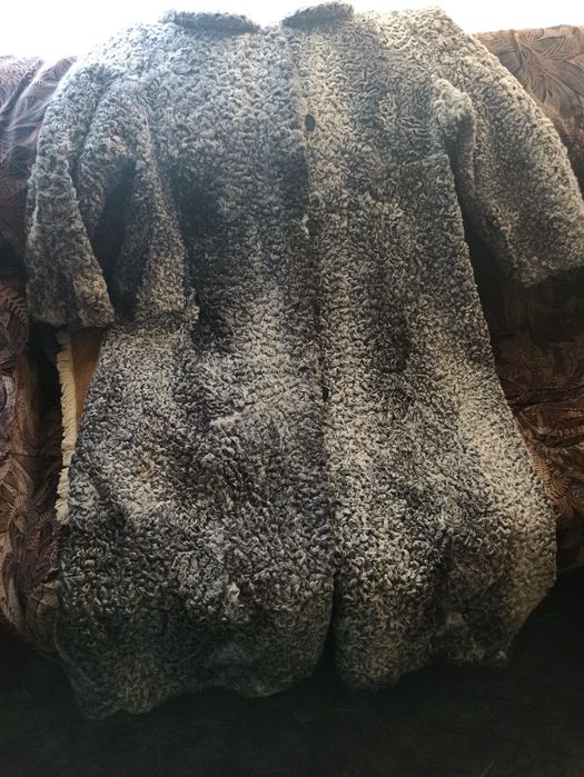 Новая красивая шуба натуральная каракулевая.