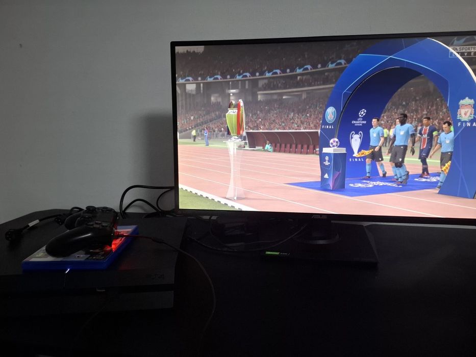 Consola PS4 PlayStation 4 cu joc FIFA și maneta Sony dualshock incluse