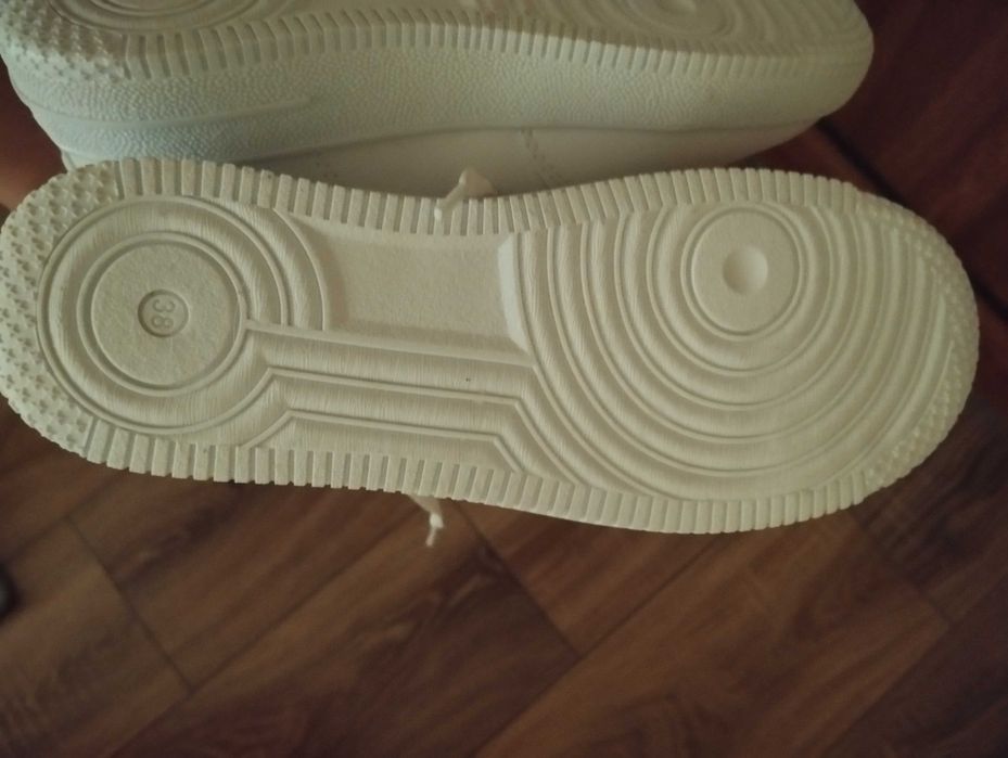 Бели маратонки - чисто нови