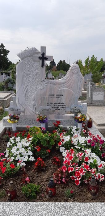 Cruci de marmură, monumente funerare