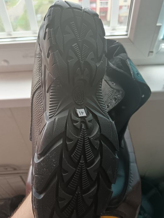 Продам зимние берцы новые