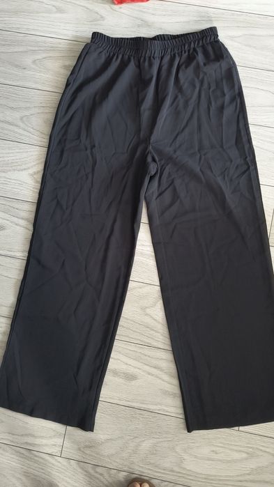 Pantaloni largi, noi fără eticheta, fără niciun defect.