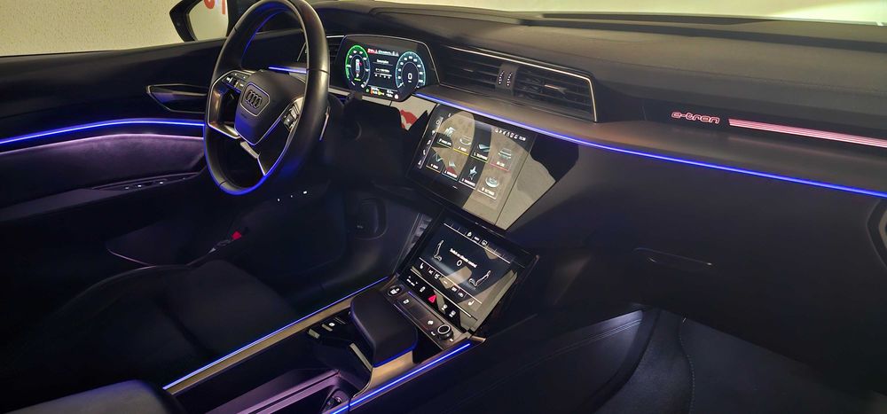 Луксозен автомобил с шофьор за балове, сватби и специални поводи – AUDI e tron 55 quattro/408к.с