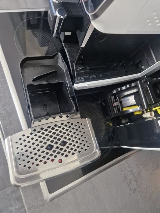 PHILIPS EP3243 – 9506 AD
Кафе машина + чисто нов млечен съд и филтър!