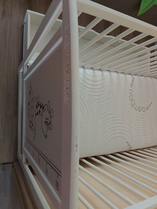 Бебешко легло от бор Baby needs с чекмедже