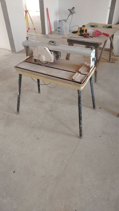 kafel kesish uchun ishlatiladigan elektr asbob