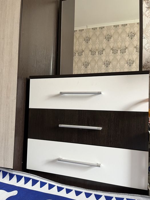 Продам комод с зеркалом