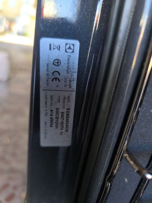 Фурна Electolux EOB5450AOX - 76 литра . Плавно затваряне на вратата.
