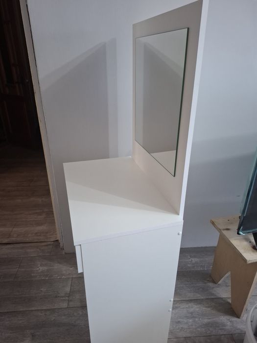 Продам дамский столик