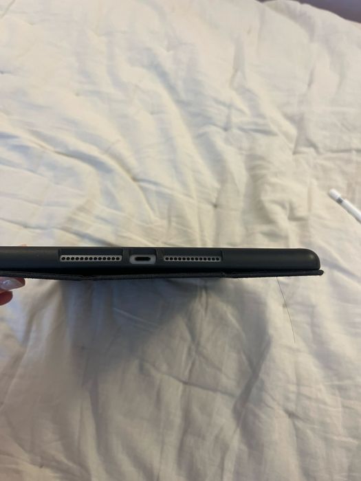 Apple iPad 9th Gen 10.2” 64GB Wi-Fi – много запазен + калъф