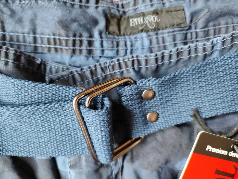 Классические мужские брюки карго в камуфляжной расцветке.