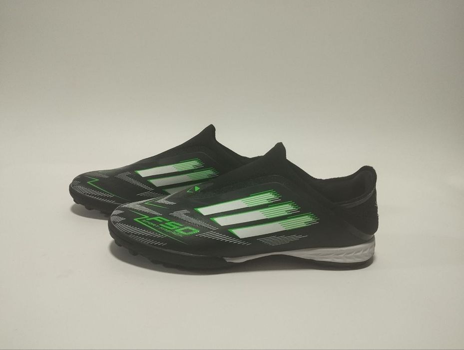 Сороконожки Adidas. В отличном состоянии. Размер 40-40.5