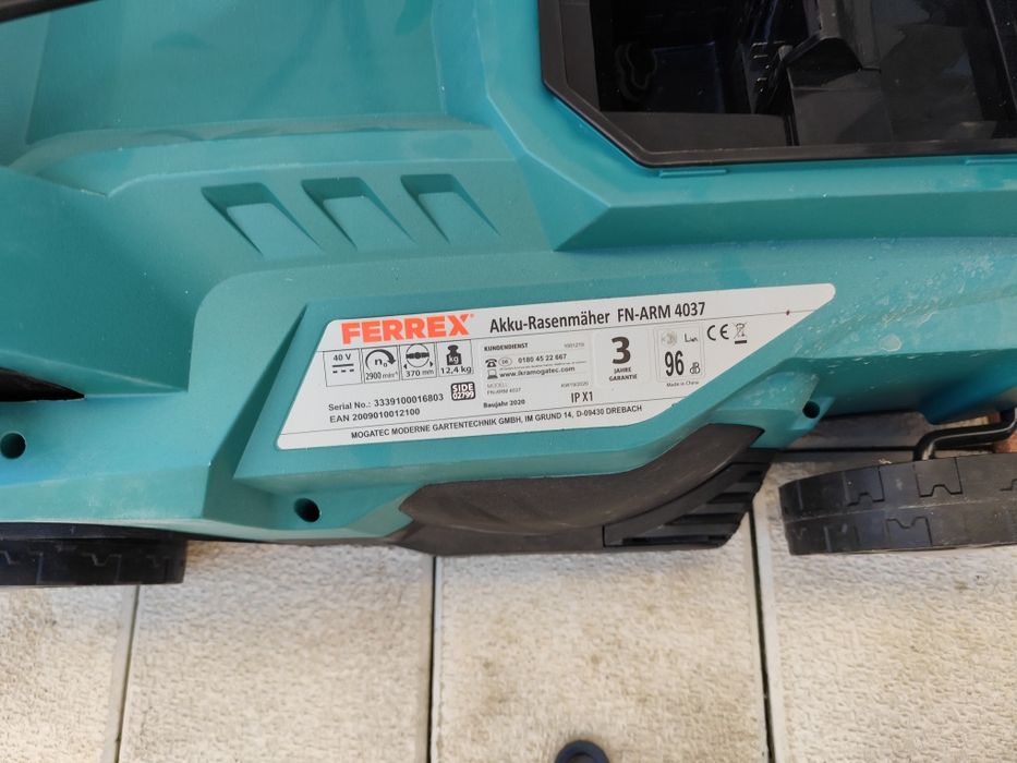 Mașina electrică de tuns iarba